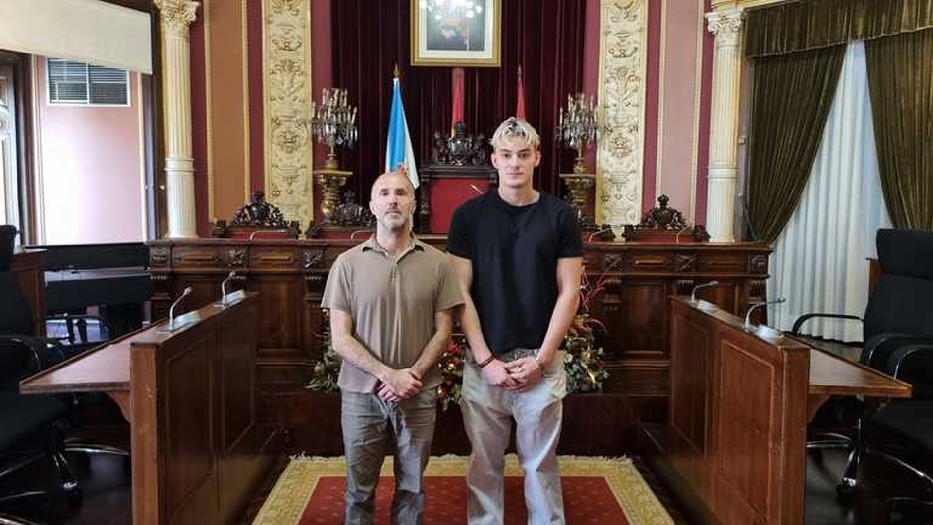El alcalde de Ourense, Gonzalo Pérez Jácome, con el joven Miguel Álvarez durante la recepción en el Concello El alcalde de Ourense, Gonzalo Pérez Jácome, con el joven Miguel Álvarez durante la recepción en el Concello