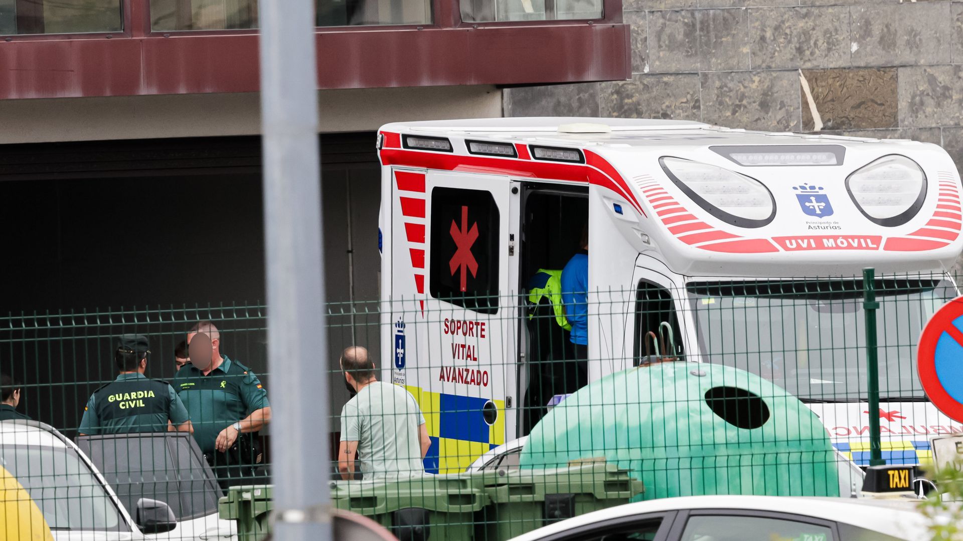 El guardia civil que mató a su exmujer en Llanes, también agente, sustrajo el arma a un compañero y huyó del cuartel disparando a los agentes, que lo abatieron