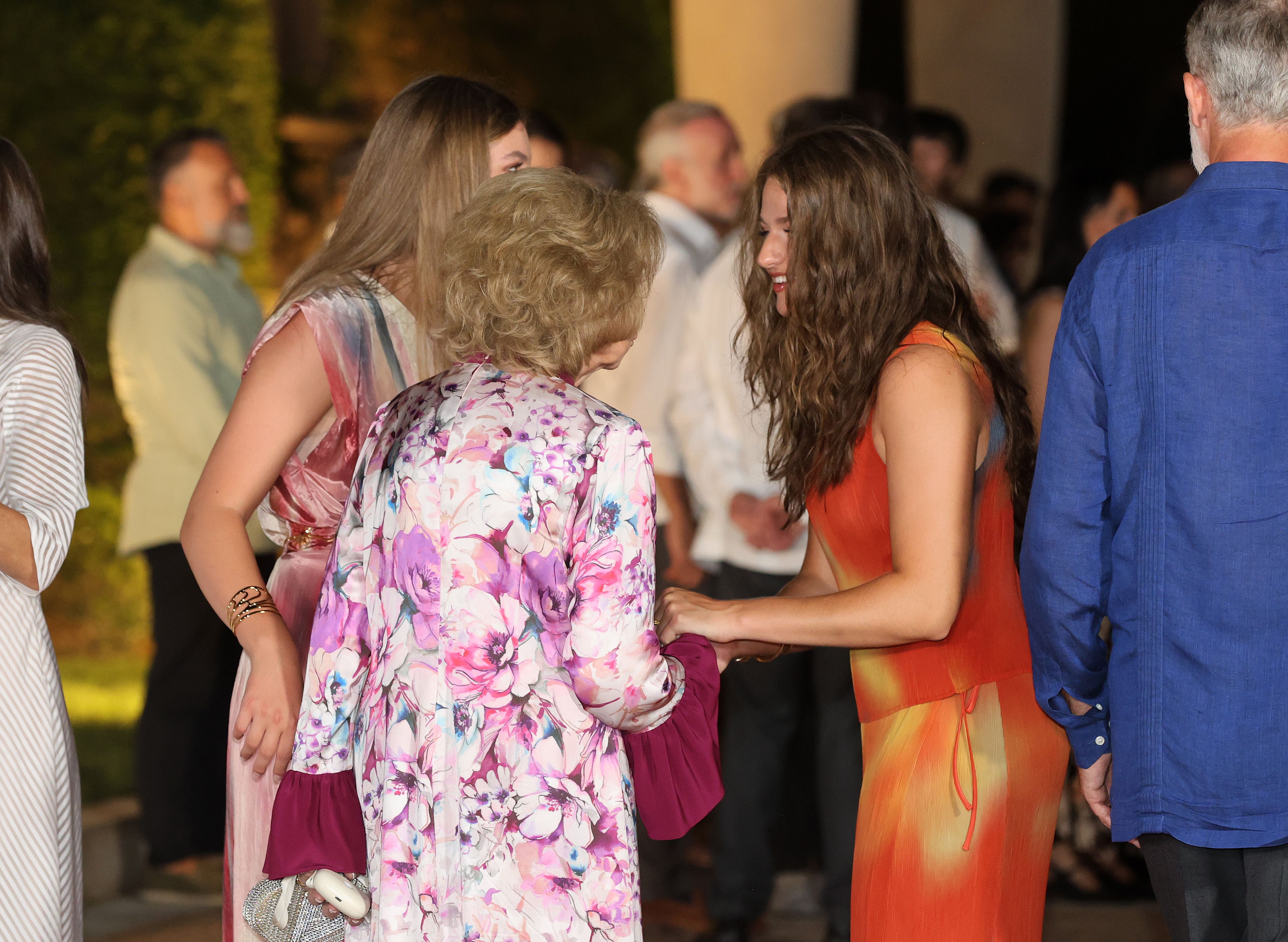 La reina Sofía y sus nietas, en la recepción a una representación de la sociedad balear en el Palacio de Marivent