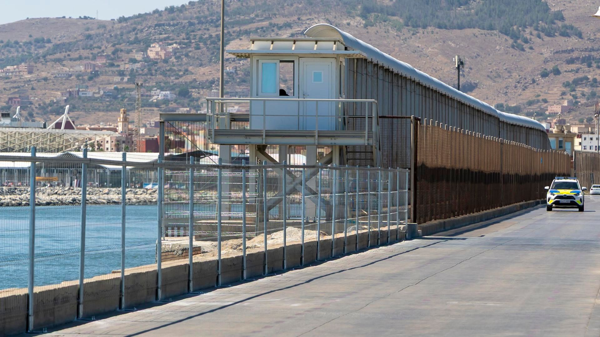 Instalan vallas de obra en la zona despejada del dique sur de Melilla para posibilitar los rechazos de migrantes en la frontera Instalan vallas de obra en la zona despejada del dique sur de Melilla para posibilitar los rechazos de migrantes en la frontera
