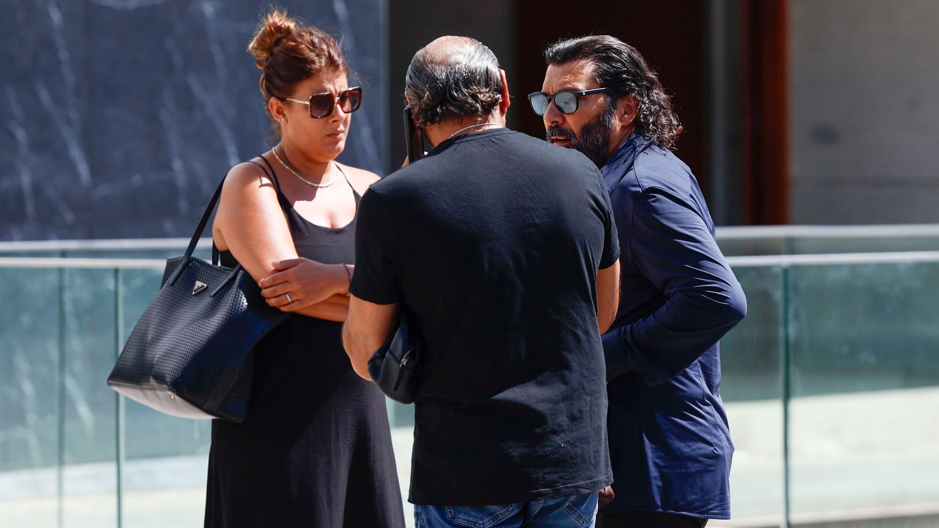 Josemi Carmona, hijo del guitarrista Pepe Habichuela, a su llegada a la capilla ardiente de su padre.