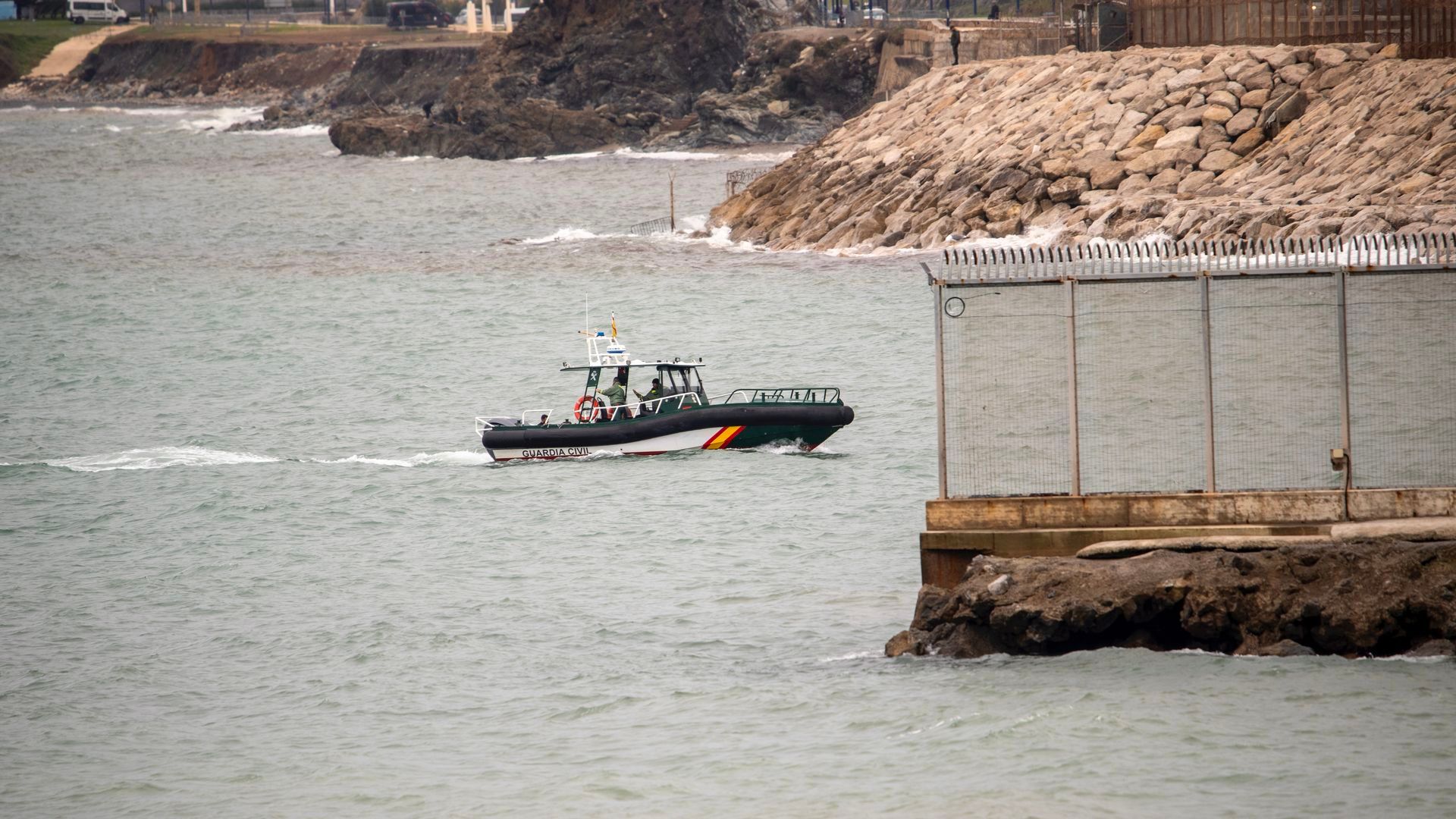 La jueza pide a la Guardia Civil un informe que detalle si recibió avisos previos que alertasen de la entrada masiva de migrantes en Ceuta La jueza pide a la Guardia Civil un informe que detalle si recibió avisos previos que alertasen de la entrada masiva de migrantes en Ceuta