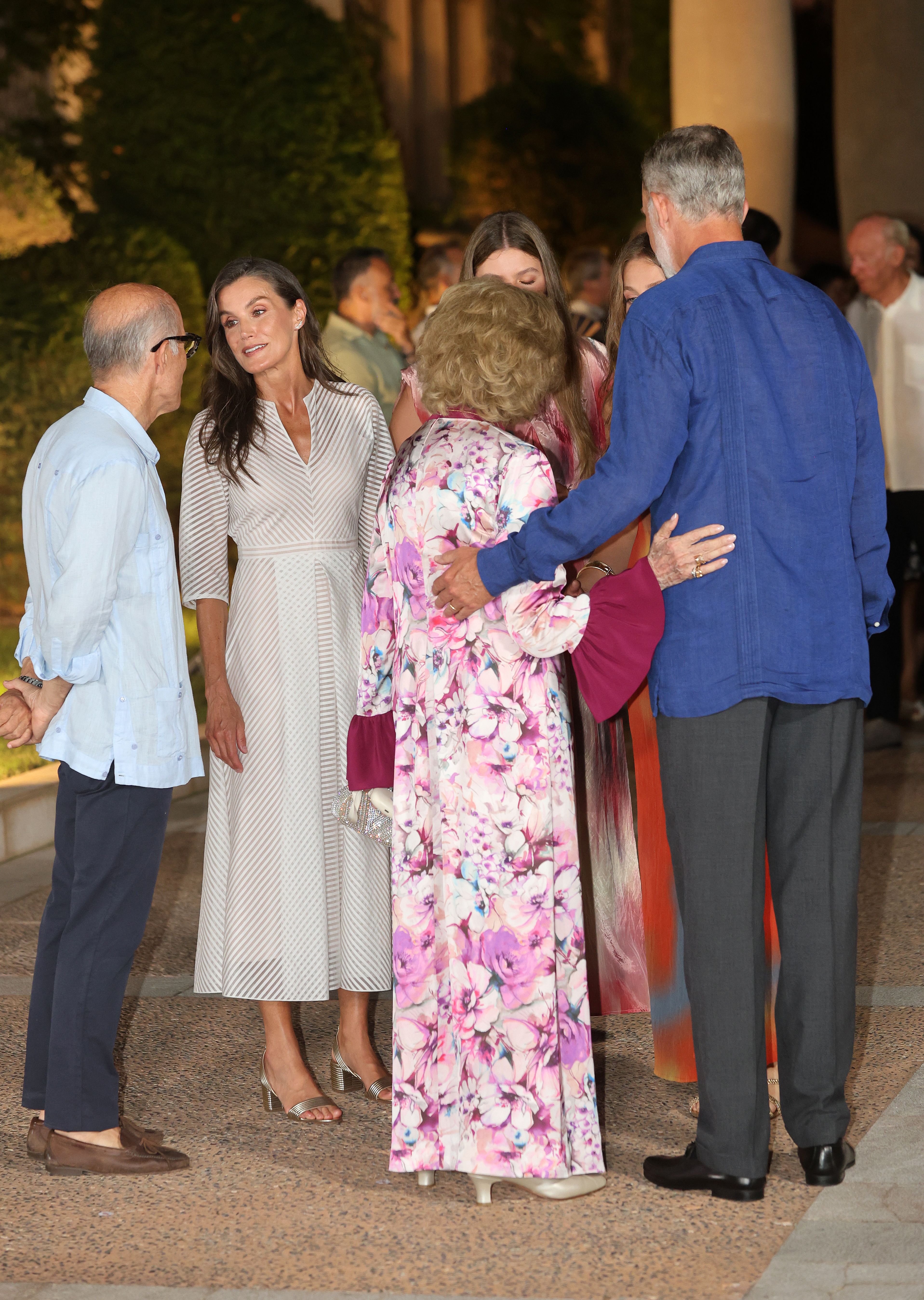 La complicidad con su abuela en la recepción a una representación de la sociedad balear en el Palacio de Marivent
