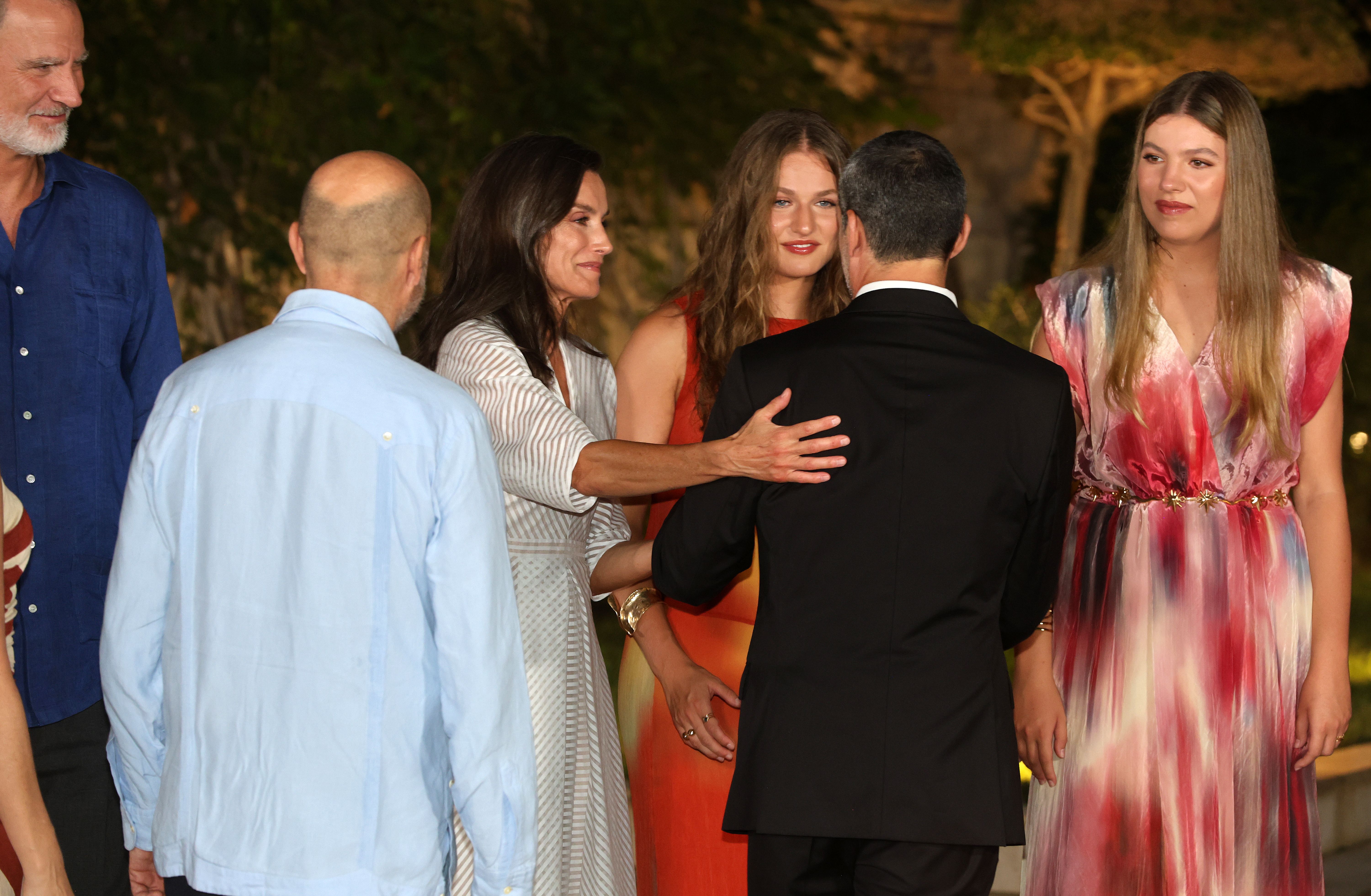 La Reina Letizia, la Princesa Leonor y la Infanta Sofía saludan a Jaime Anglada