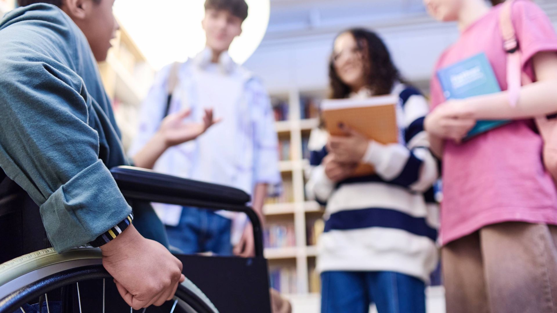 Las administraciones públicas y el sector privado ofrecen ayudas en forma de becas o subsidios para los alumnos con algún grado de discapacidad que quieren estudiar ciclos formativos Las administraciones públicas y el sector privado ofrecen ayudas en forma de becas o subsidios para los alumnos con algún grado de discapacidad que quieren estudiar ciclos formativos