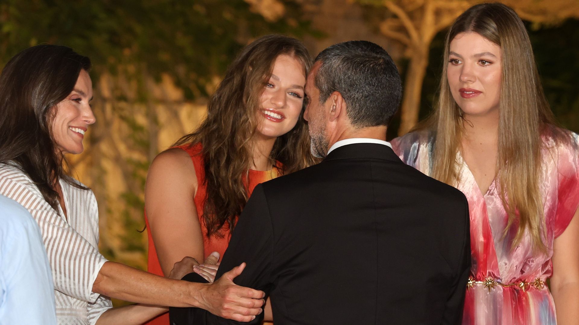 Letizia y sus hijas junto a Jaime Anglada en Marivent