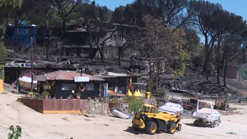 Los afectados por los incendios de Madrid tratan de volver a sus casas o poner en marcha sus negocios en medio de un paisaje de desolación