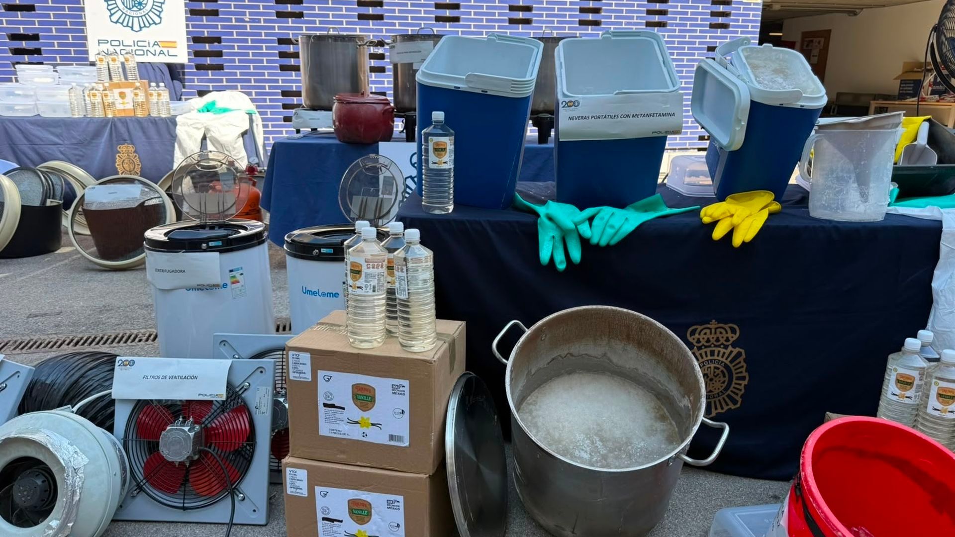 Material incautado por la policía tras la desarticulación de la rama española del Cártel Jalisco Nueva Generación Material incautado por la policía tras la desarticulación de la rama española del Cártel Jalisco Nueva Generación
