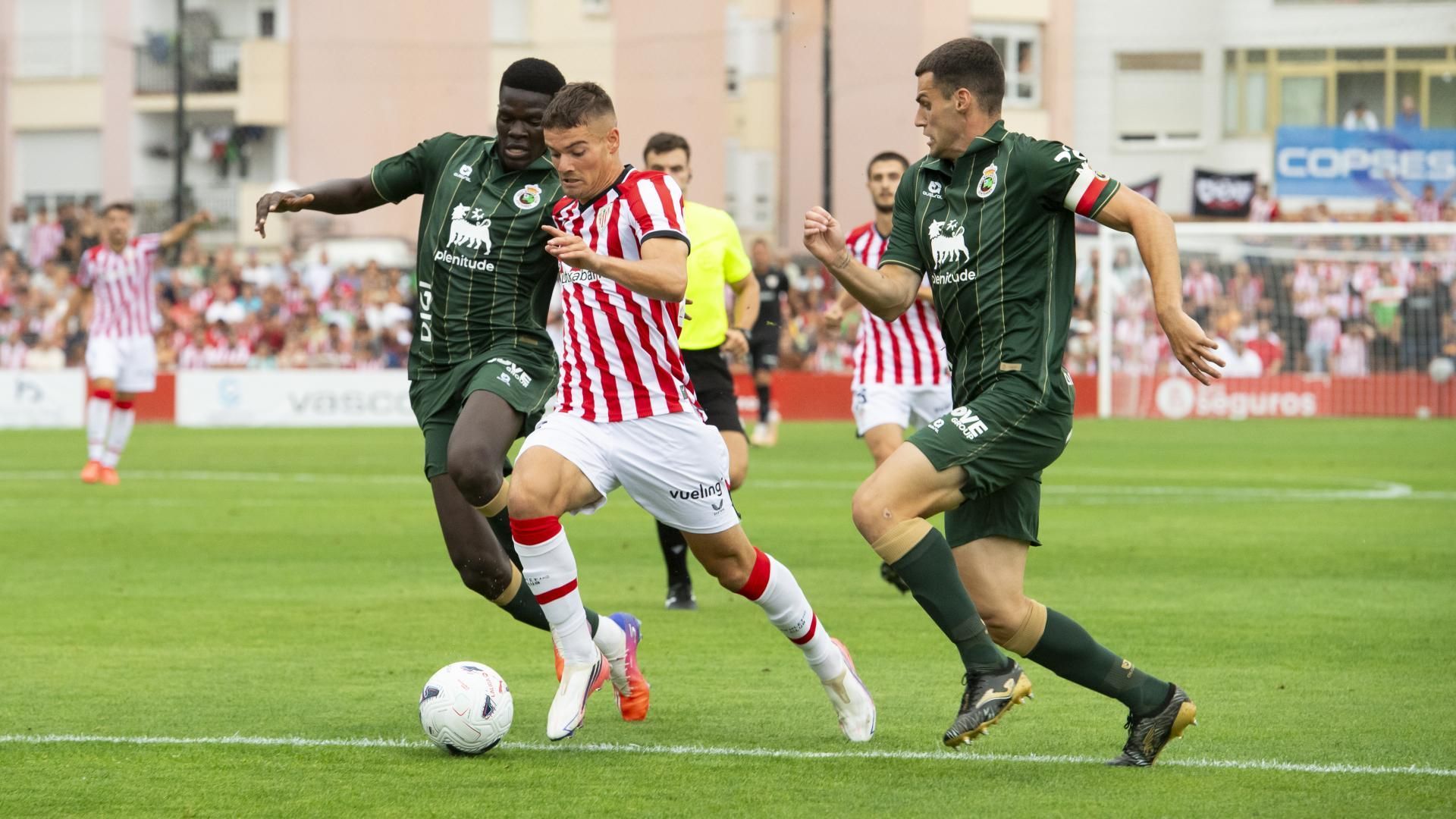 Peio Canales ante el Racing Peio Canales ante el Racing
