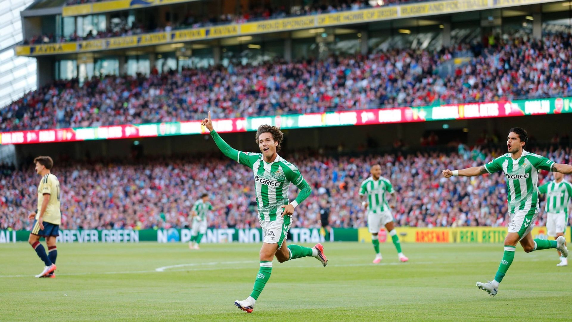 Rodrigo Riquelme celebra su gol contra el Arsenal Rodrigo Riquelme celebra su gol contra el Arsenal