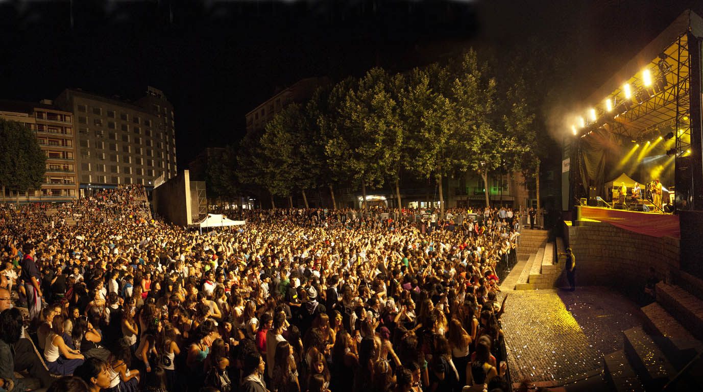 Un concierto en la Plaza de los Fueros de Vitoria durante las fiestas de la ciudad