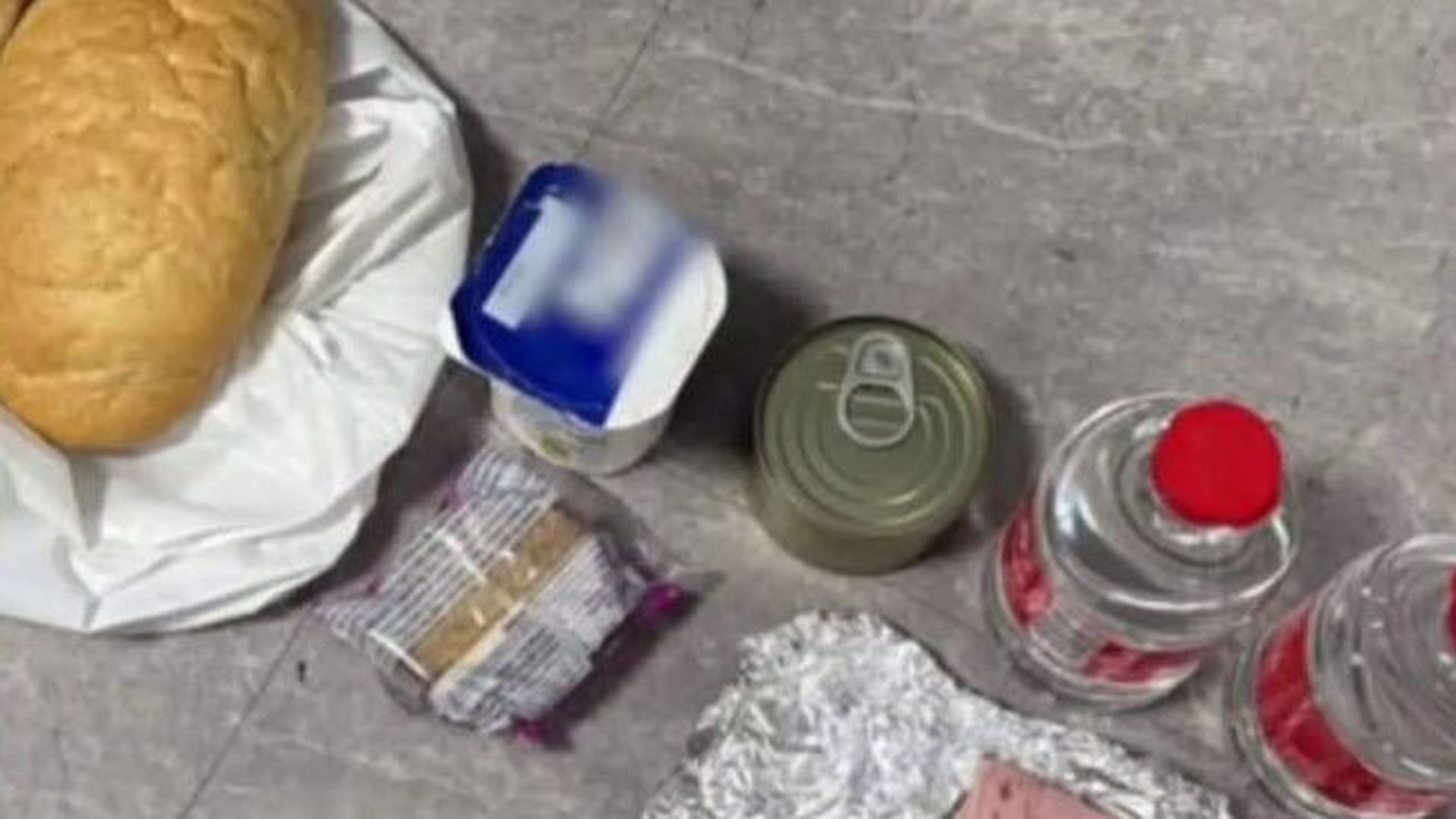 Una loncha de mortadela, pan y una lata de atún, la comida que reciben los militares y guardias civiles destinados en Ceuta