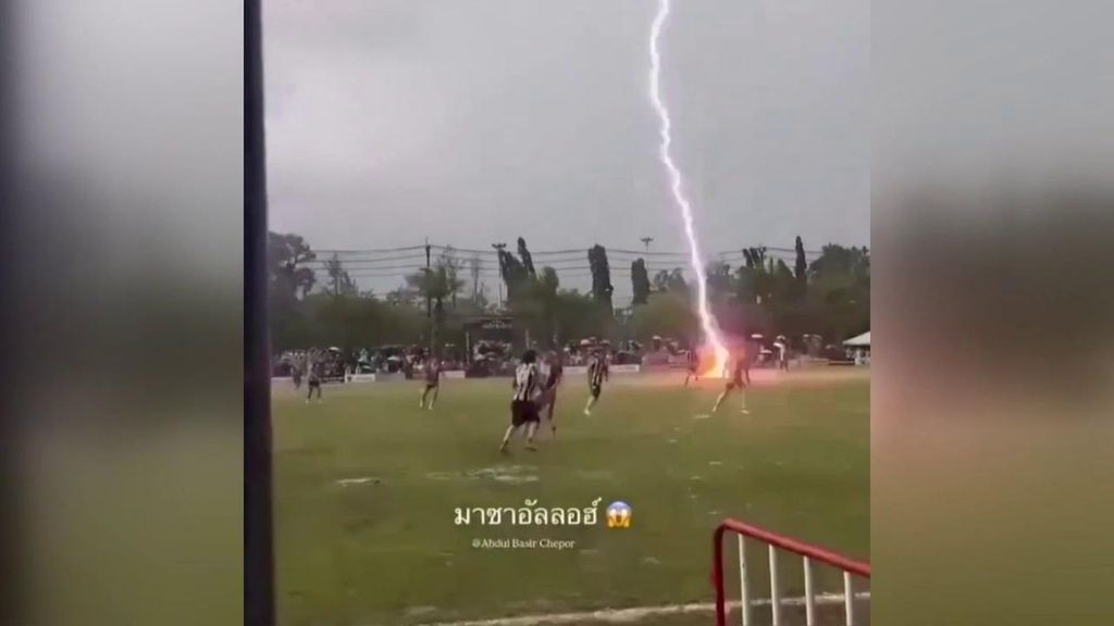 Alcanzado por un rayo en pleno partido de fútbol en Tailandia