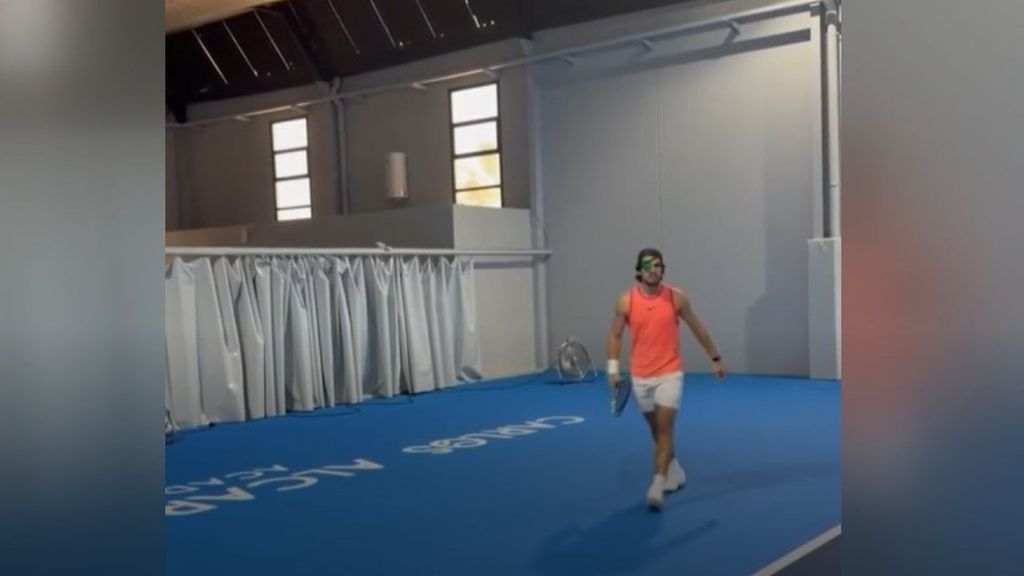 Carlos Alcaraz sorprende al entrenar con un ojo tapado y tiene sus razones