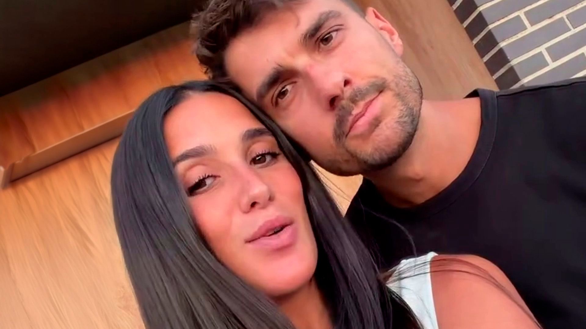 Claudia Martínez y Mario González hacen las últimas compras antes del nacimiento de su hija