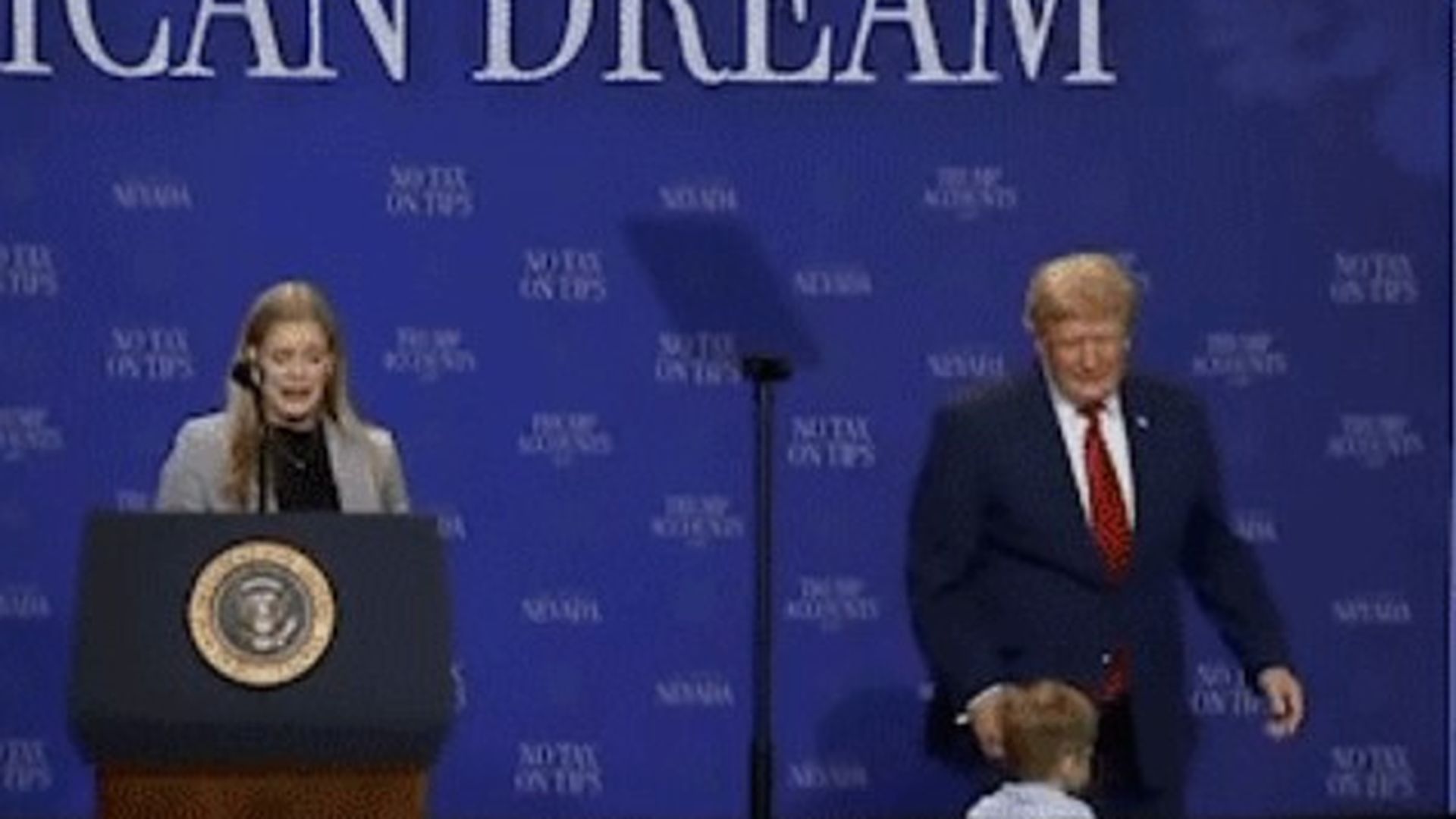 El divertido momento Trump: corre detrás de un niño con el que compartía escenario