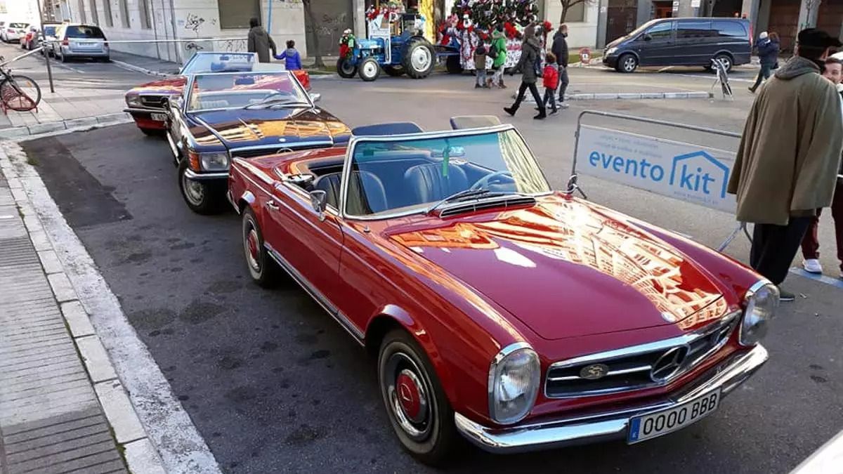El Mercedes-Benz 230 SL con matrícula 0000 BBB