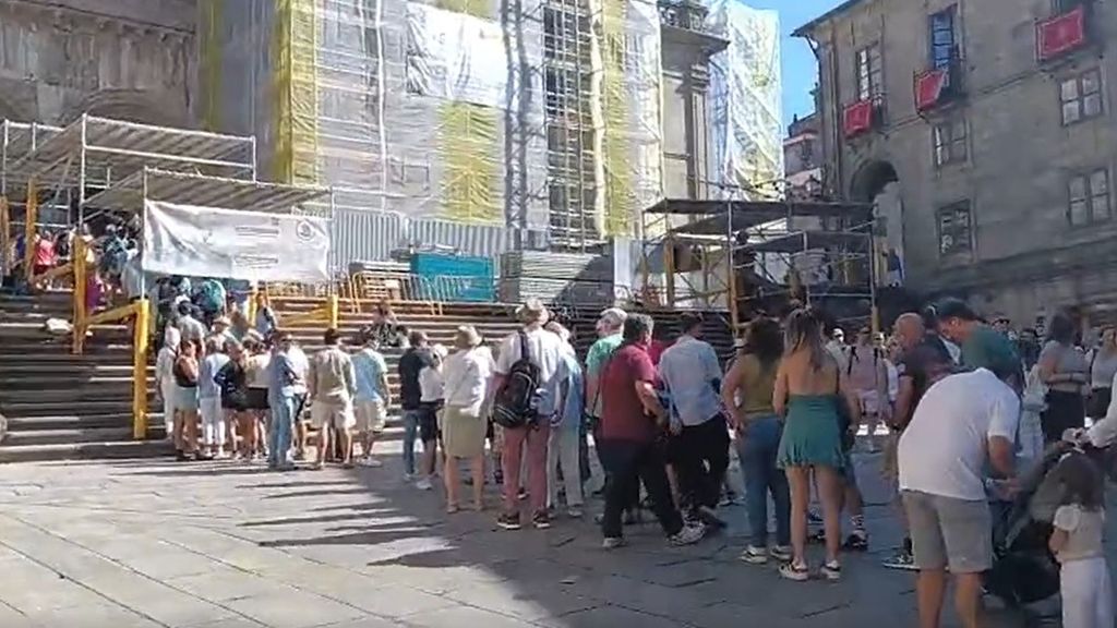 Entrar en la Catedral de Santiago exige paciencia: colas de hasta una hora de espera en pleno verano