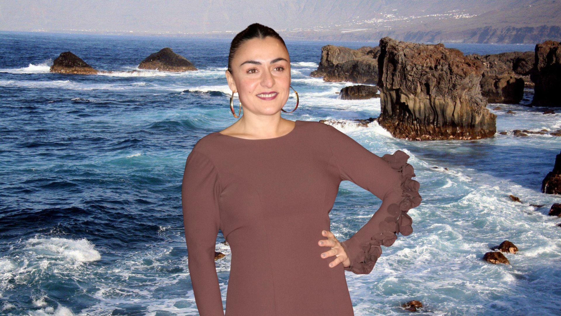 Fotomontaje con Candela Peña y, al fondo, la costa de El Golfo Fotomontaje con Candela Peña y, al fondo, la costa de El Golfo
