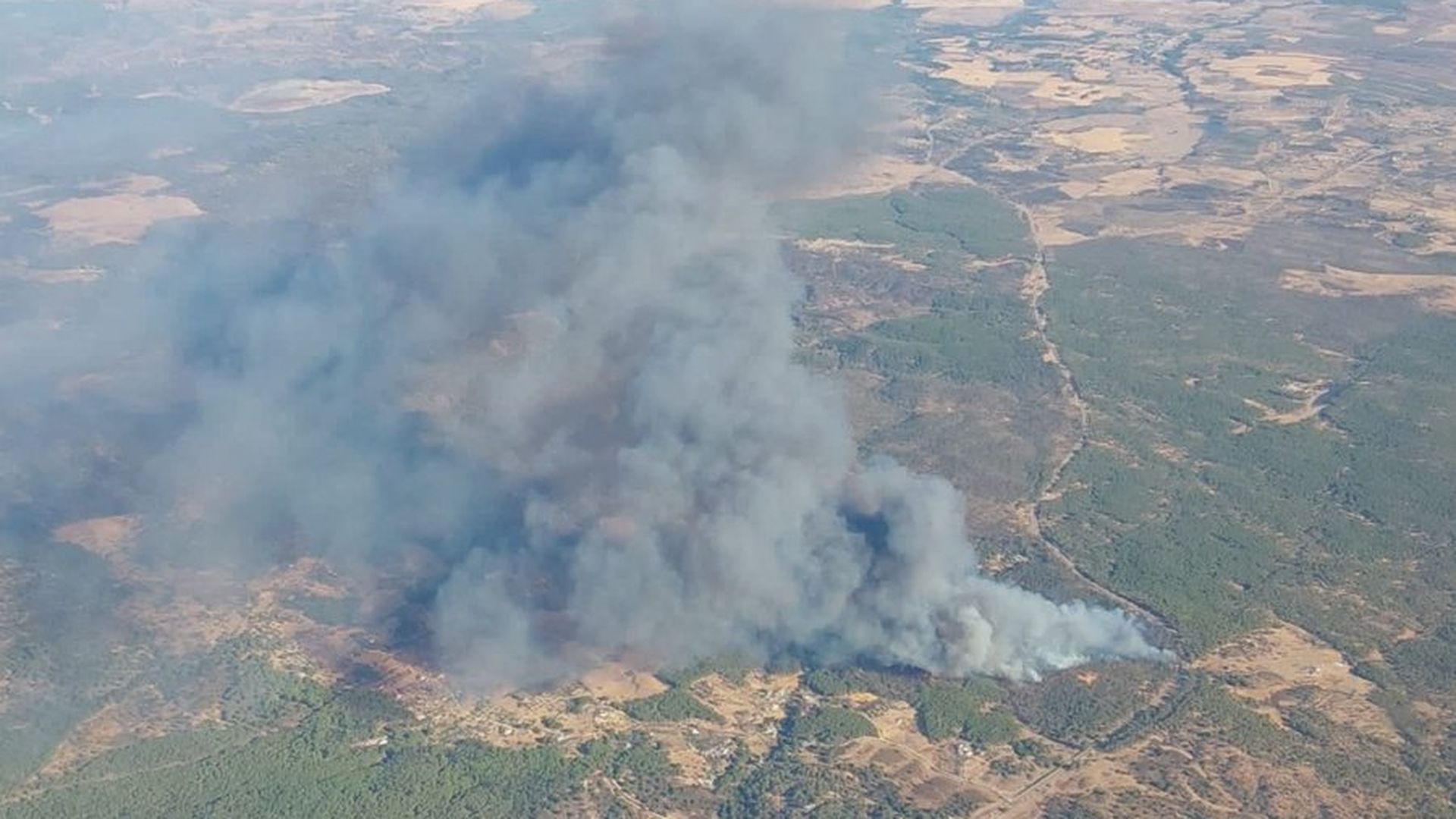 Incendio forestal en Villablanca, Huelva: trabajan por tierra y aire para extinguir el fuego Incendio forestal en Villablanca, Huelva: trabajan por tierra y aire para extinguir el fuego