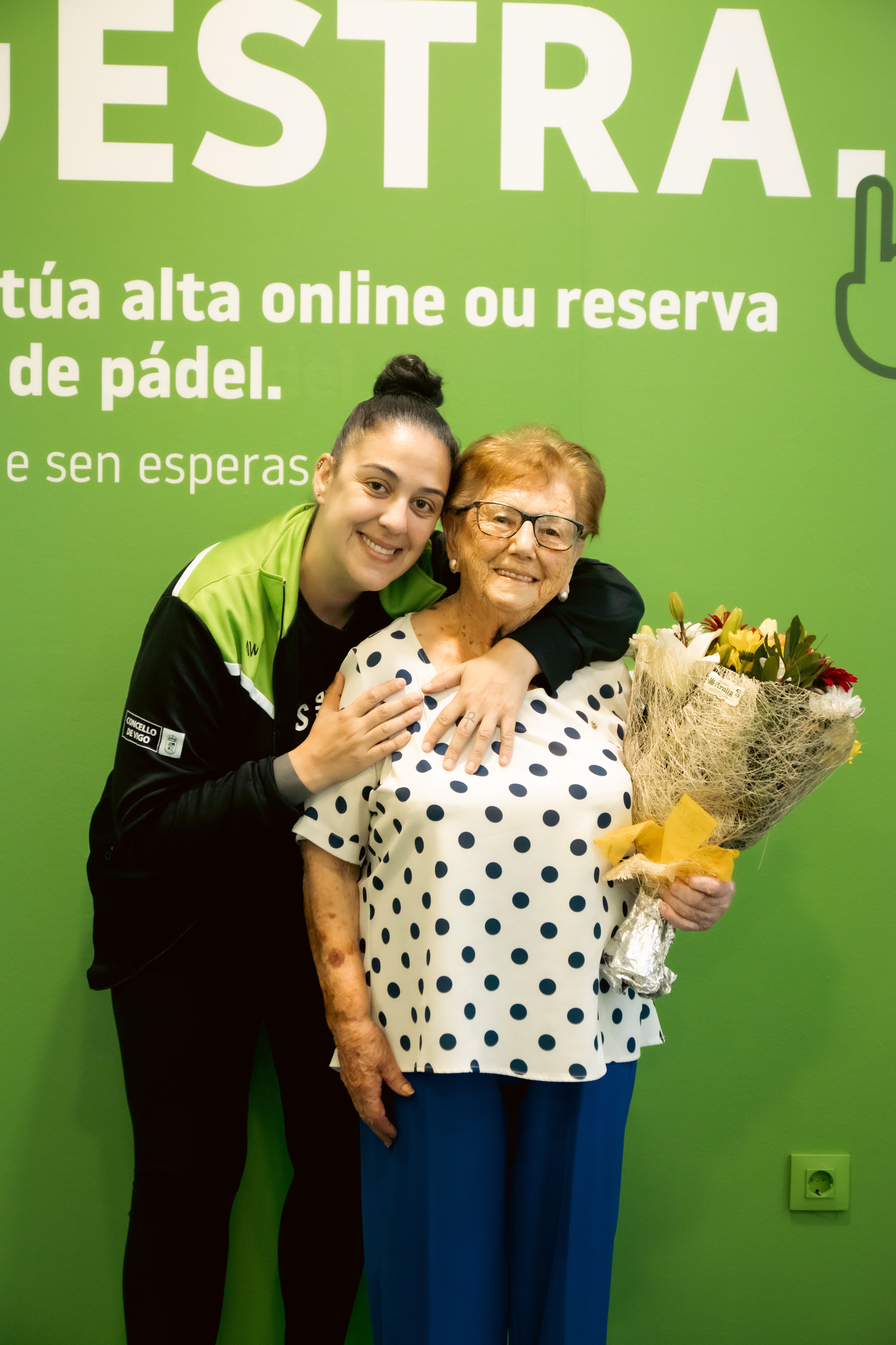 Isabel Vázquez, con una de las responsables de recepción de Máis que Auga Barreiro