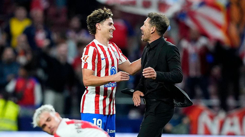 Julián Álvarez se abraza con el Cholo Simeone