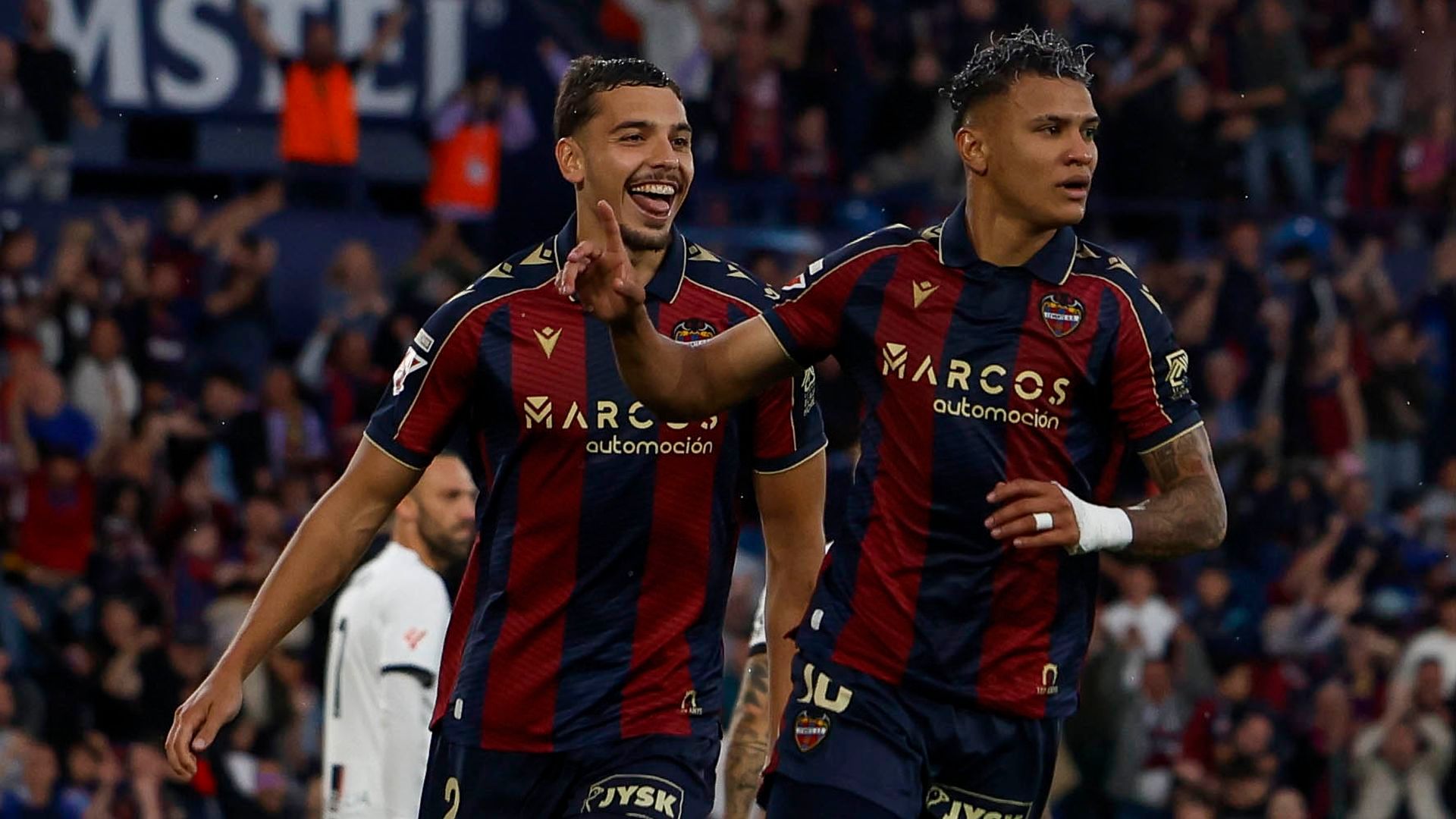 Kervin Arriaga celebra un gol