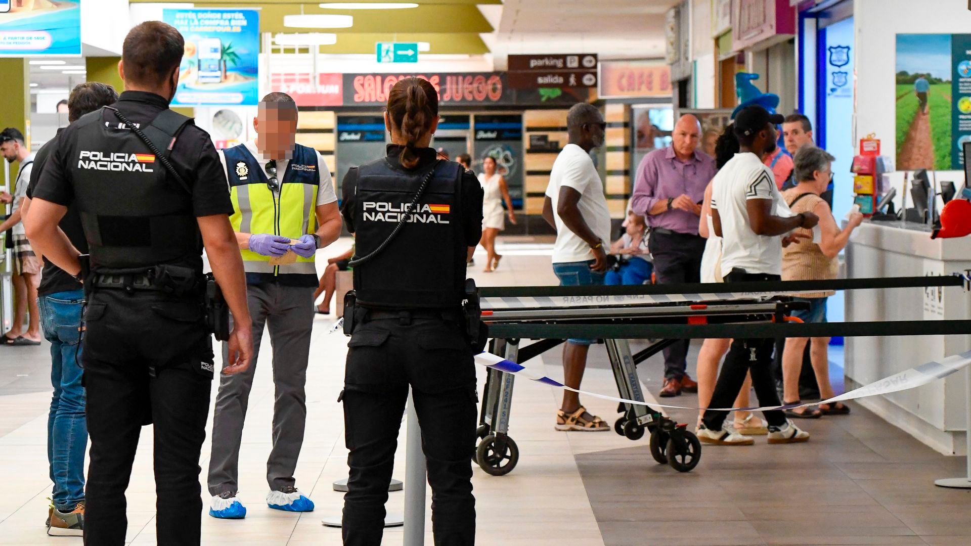 La policía nacional investiga un presunto asesinato de violencia machista, en el Centro Comercial Carrefour Infante de Murcia La policía nacional investiga un presunto asesinato de violencia machista, en el Centro Comercial Carrefour Infante de Murcia