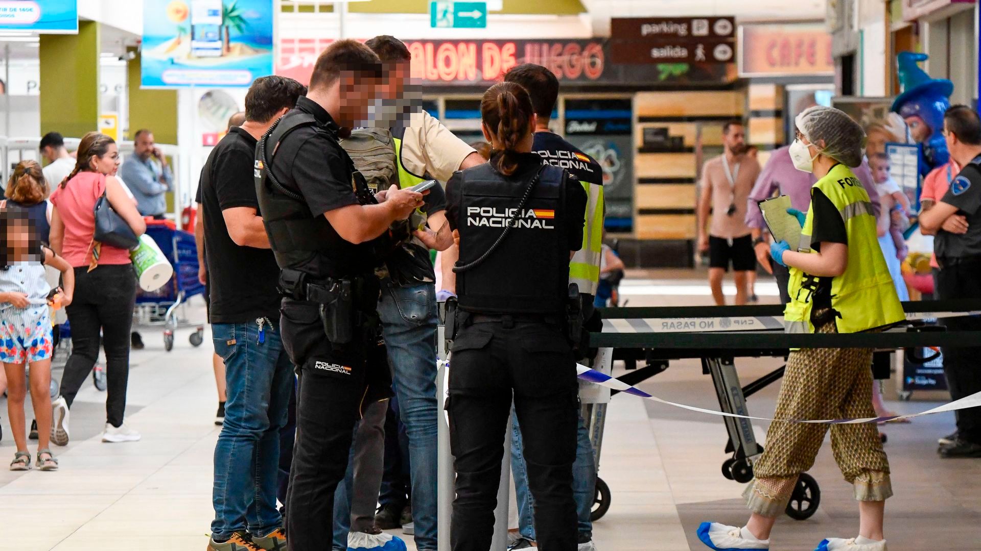 Los agentes investigan el asesinato de la mujer acuchillada por su pareja en un centro comercial de Murcia Los agentes investigan el asesinato de la mujer acuchillada por su pareja en un centro comercial de Murcia