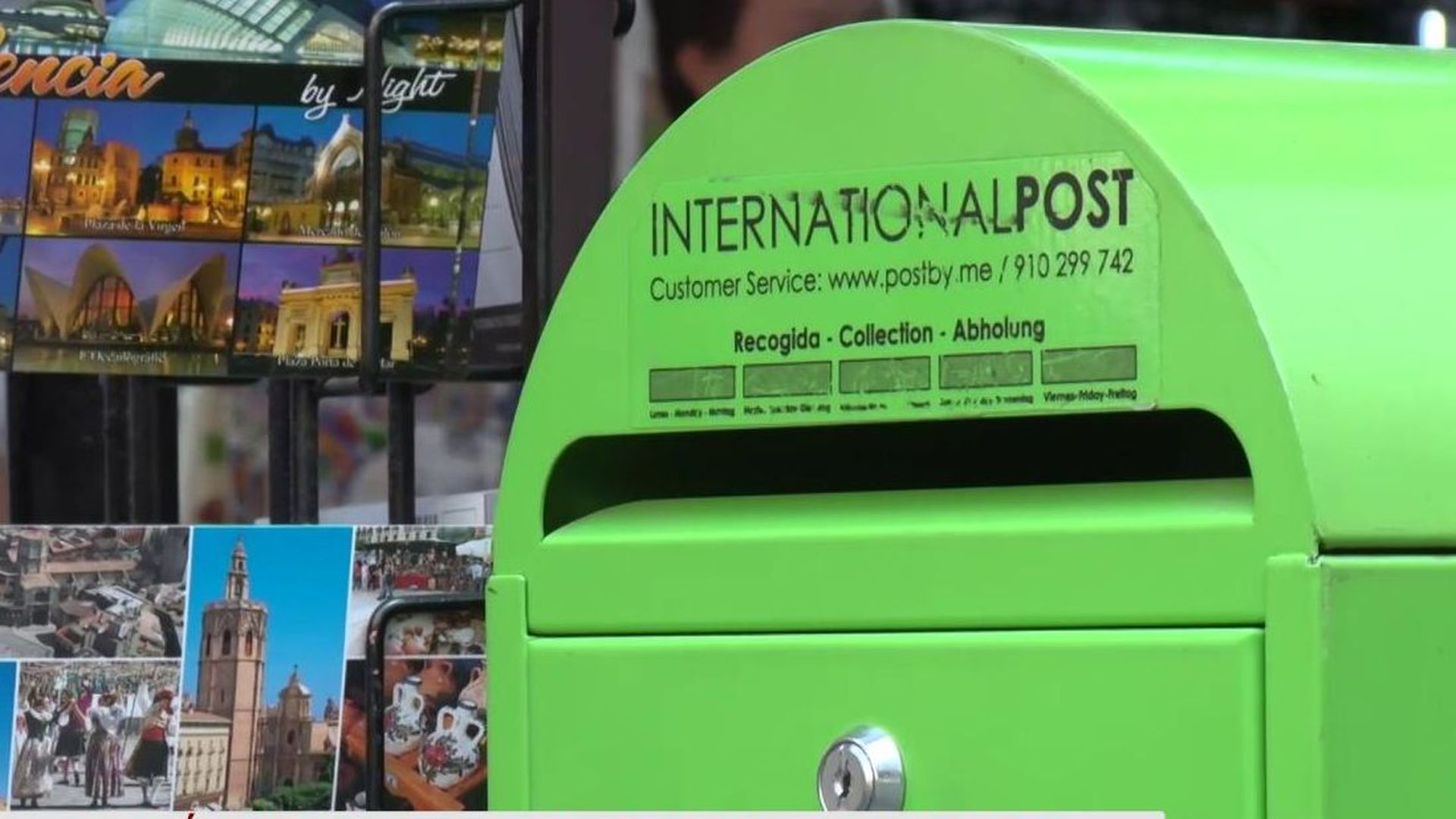 Los carteros ya no reparten casi cartas, ahora son paquetes: "MIras el buzón y solo ves cartas del banco"