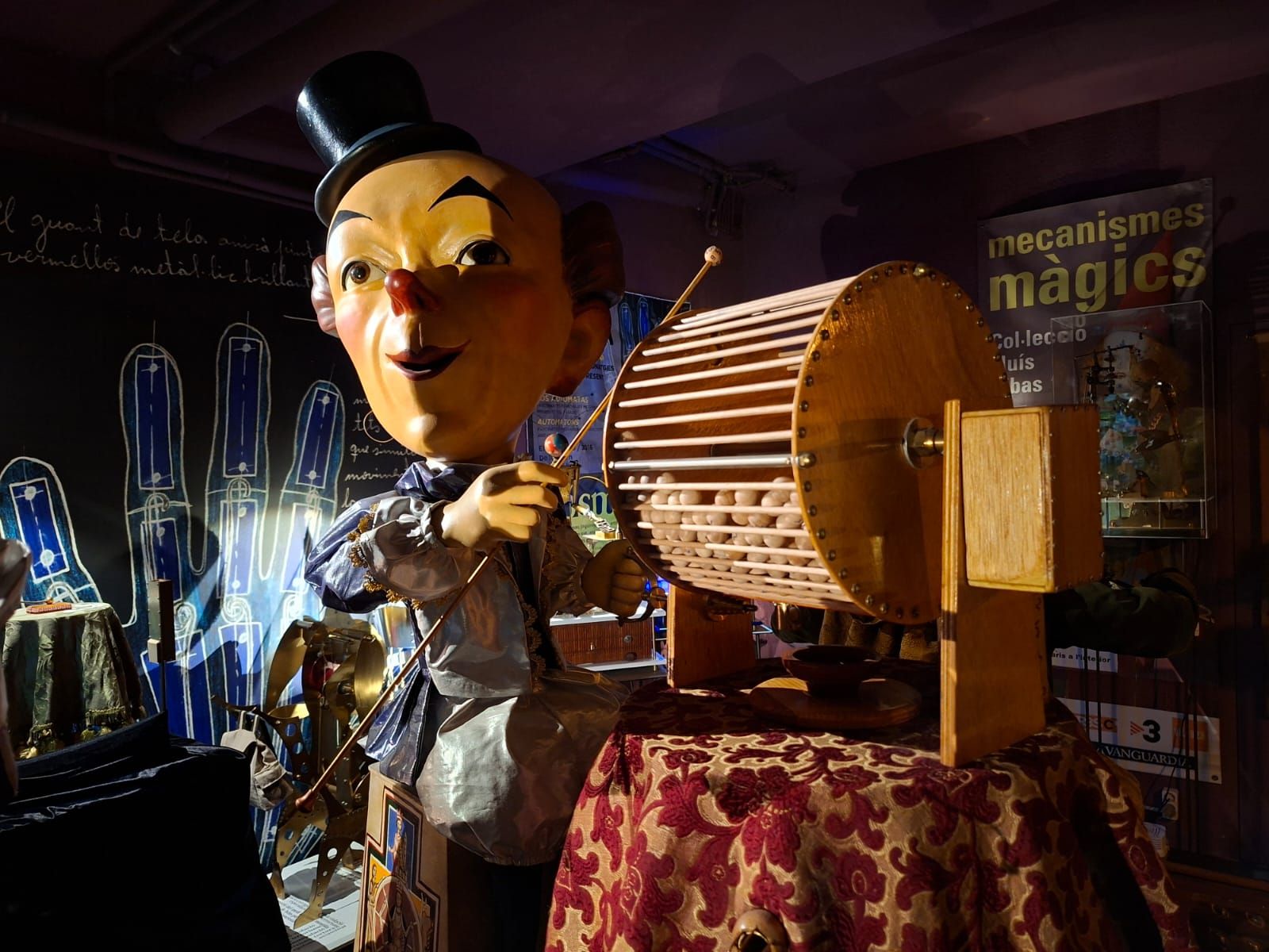 Los magos ilusionistas interactúan con el público