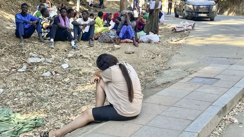 Miles de inmigrantes sobreviven como pueden escondidos en Ceuta: sin techo, sin agua y sin comida para no volver a Marruecos