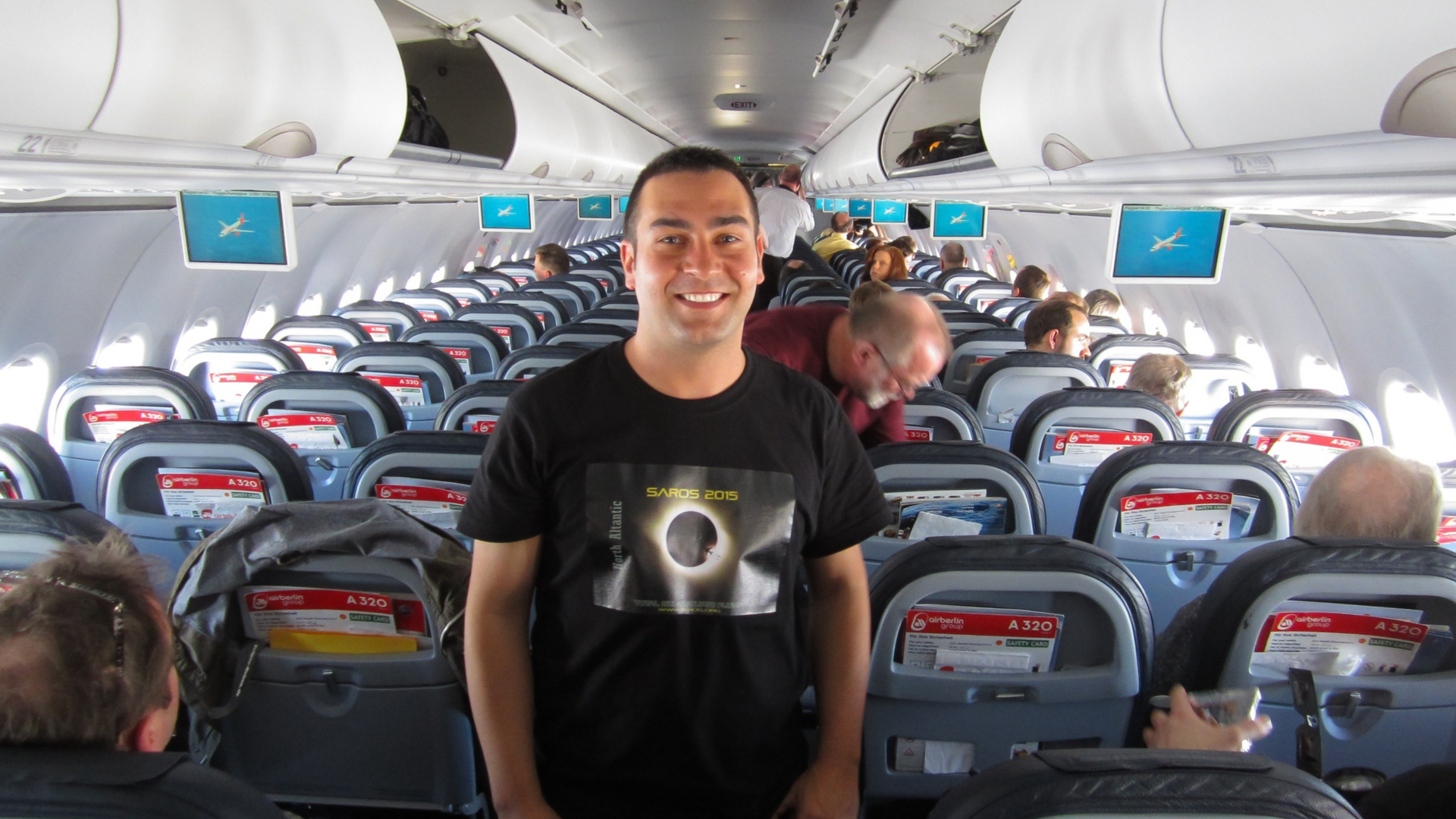 Óscar Martín, en el avión desde el que vio un eclipse en Düsseldorf Óscar Martín, en el avión desde el que vio un eclipse en Düsseldorf