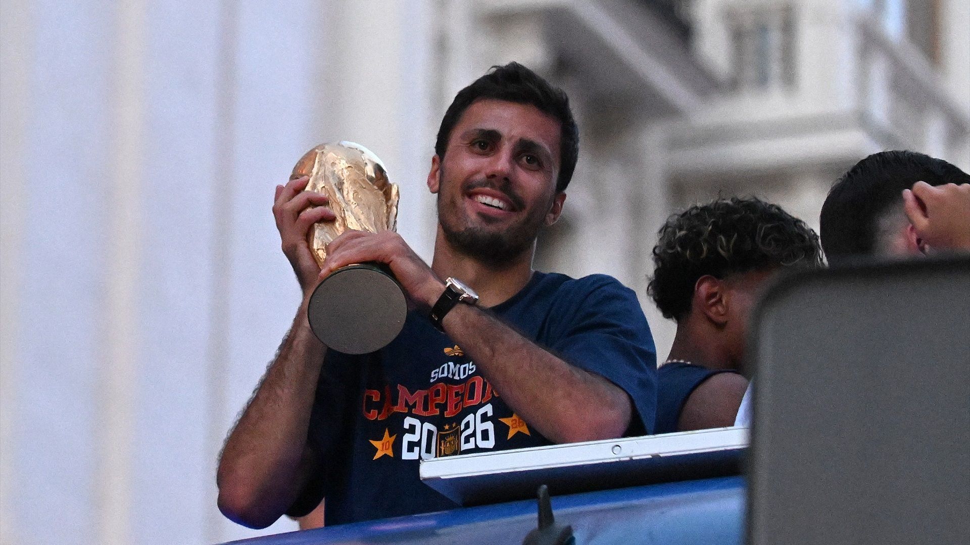 Rodri Hernández sostiene el trofeo de campeón del mundo con España Rodri Hernández sostiene el trofeo de campeón del mundo con España