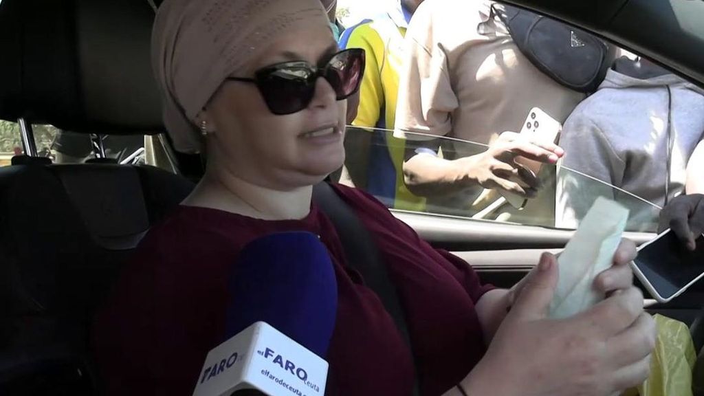 Saida, la maga de los móviles en Ceuta: "Vienen corriendo a cargarlos en cuanto ven mi coche"