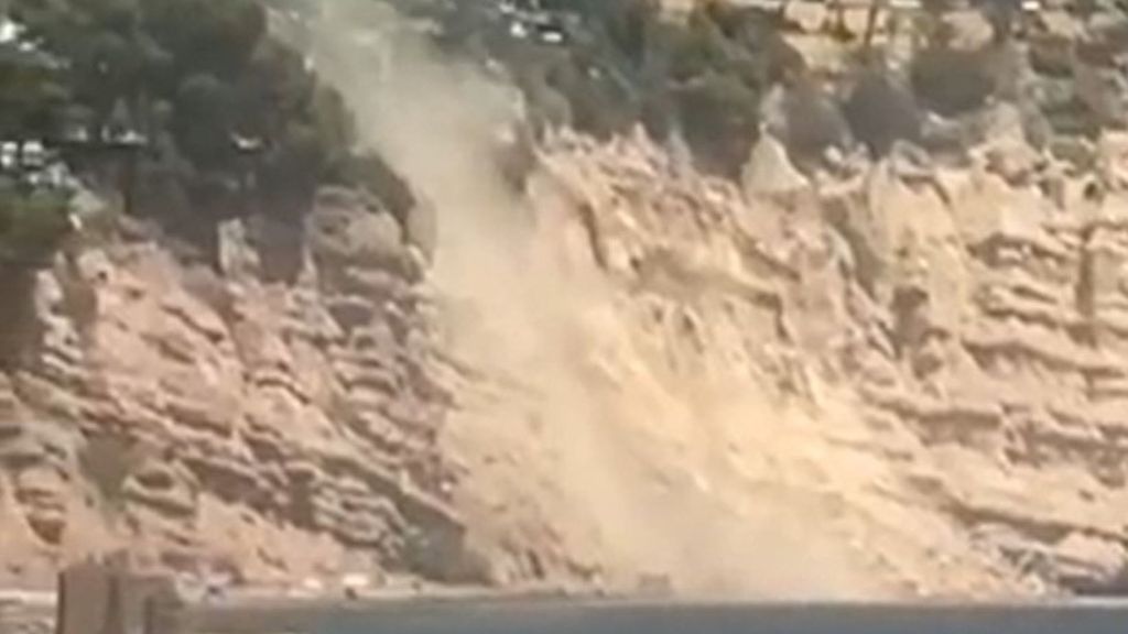 Susto por el desprendimiento de rocas en un acantilado en la playa nudista de la Solsida, en Altea