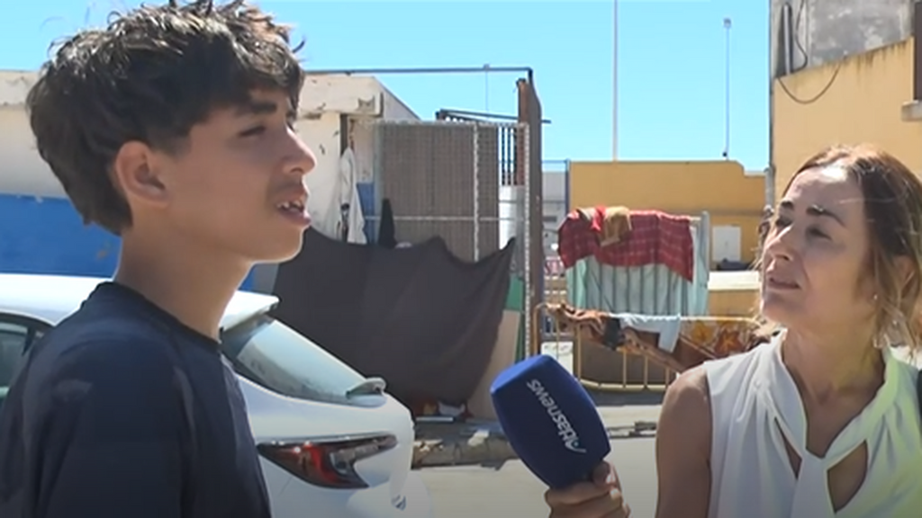 Tarek, de 16 años y durmiendo entre cartones porque no sabe inscribirse en la lista de menores no acompañados de Ceuta