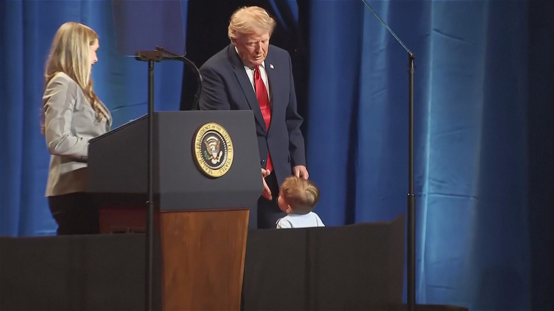 Trump corre detrás de un niño