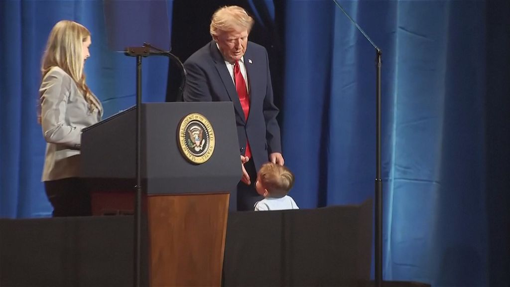 El divertido momento Trump: corre detrás de un niño con el que compartía escenario