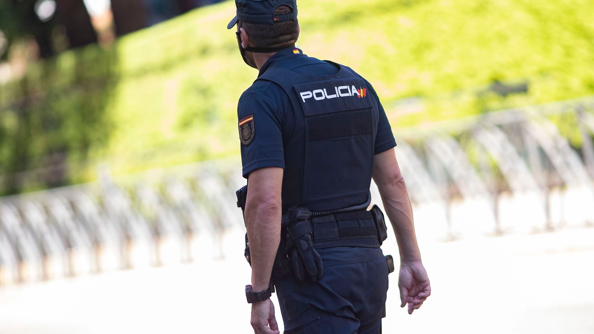 Un agente de la Policía Nacional, de espaldas, en servicio Un agente de la Policía Nacional, de espaldas, en servicio