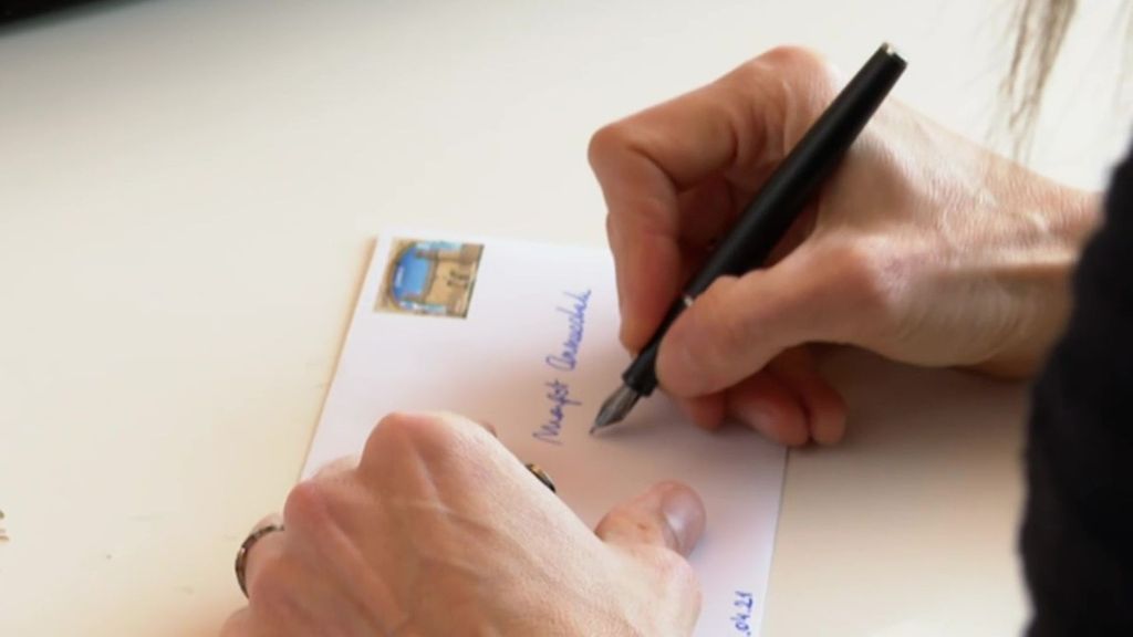 Los españoles enviaron en 2025 por primera vez más paquetes que cartas: solo el 14% fue al buzón