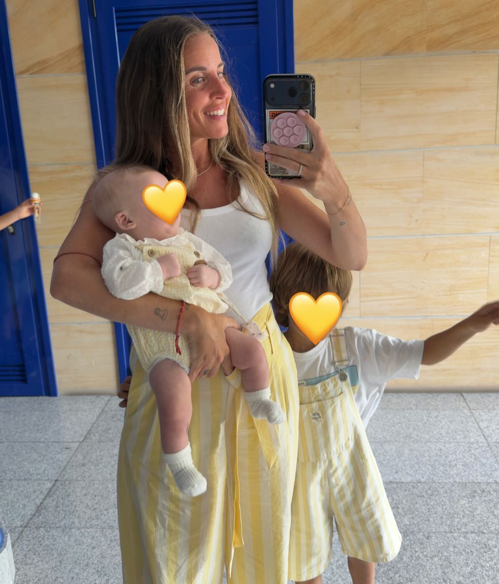 Los tres looks amarillos de Marta Castro y sus hijos