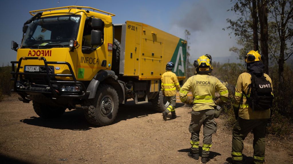 Al menos 24 medios y más de 120 efectivos trabajan en el incendio de Niebla, en Huelva