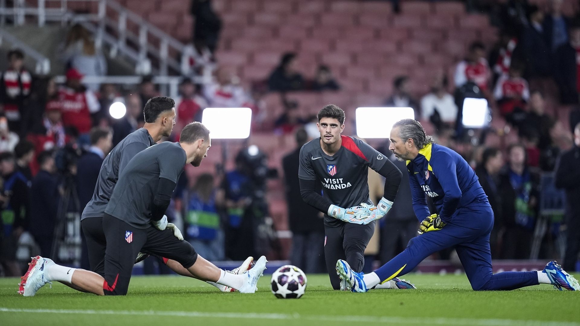 Antonio Gomis, Juan Musso y Jan Oblak, en un calentamiento Antonio Gomis, Juan Musso y Jan Oblak, en un calentamiento