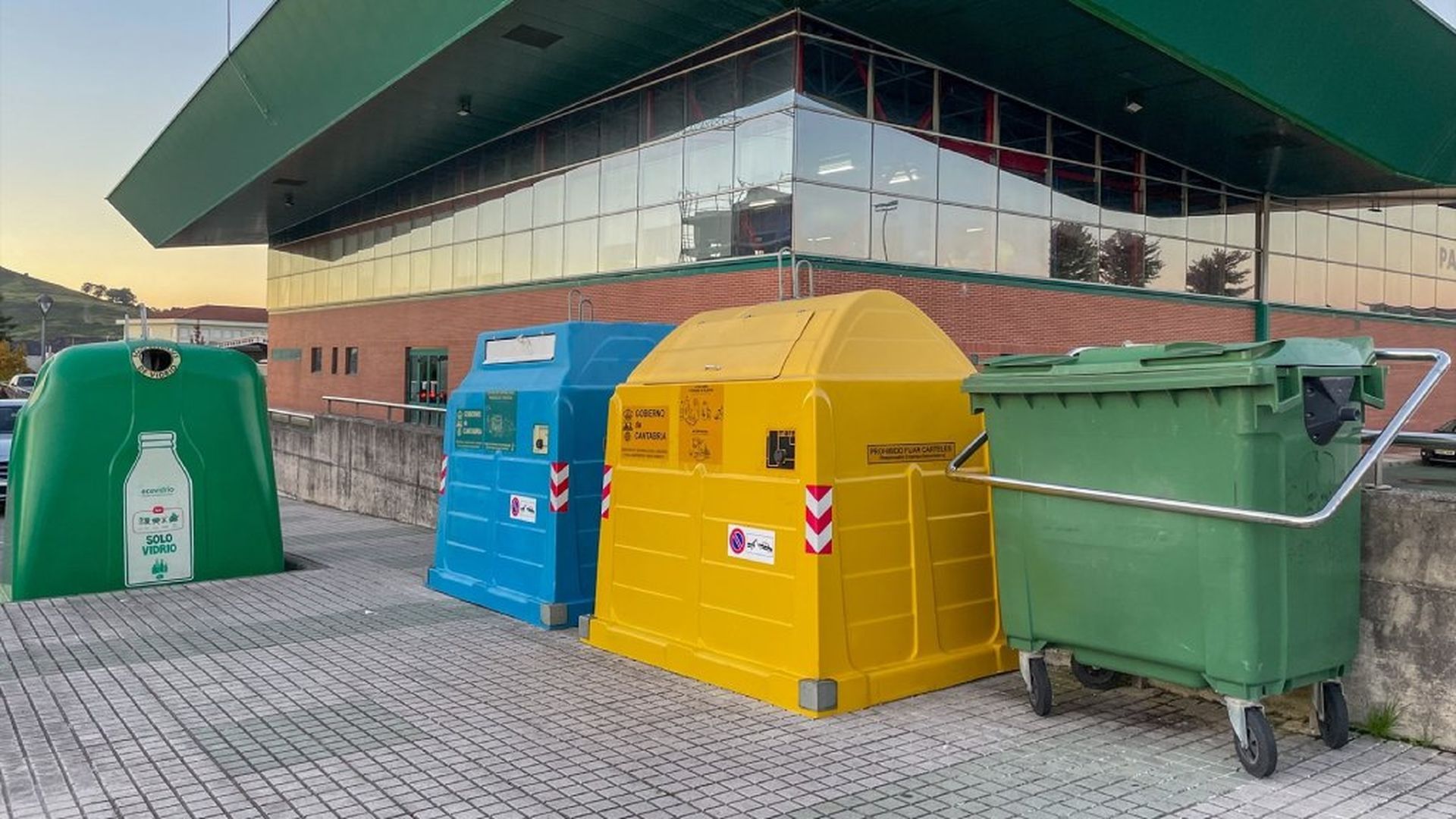 Diferentes cubos de reciclaje en Polanco, Cantabria Diferentes cubos de reciclaje en Polanco, Cantabria