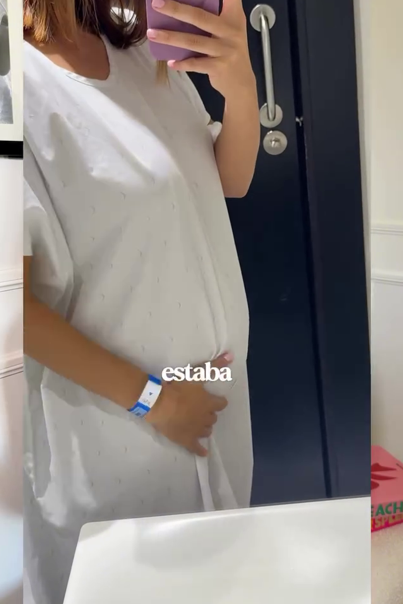 El hinchazón del abdomen de Adara tras la extracción