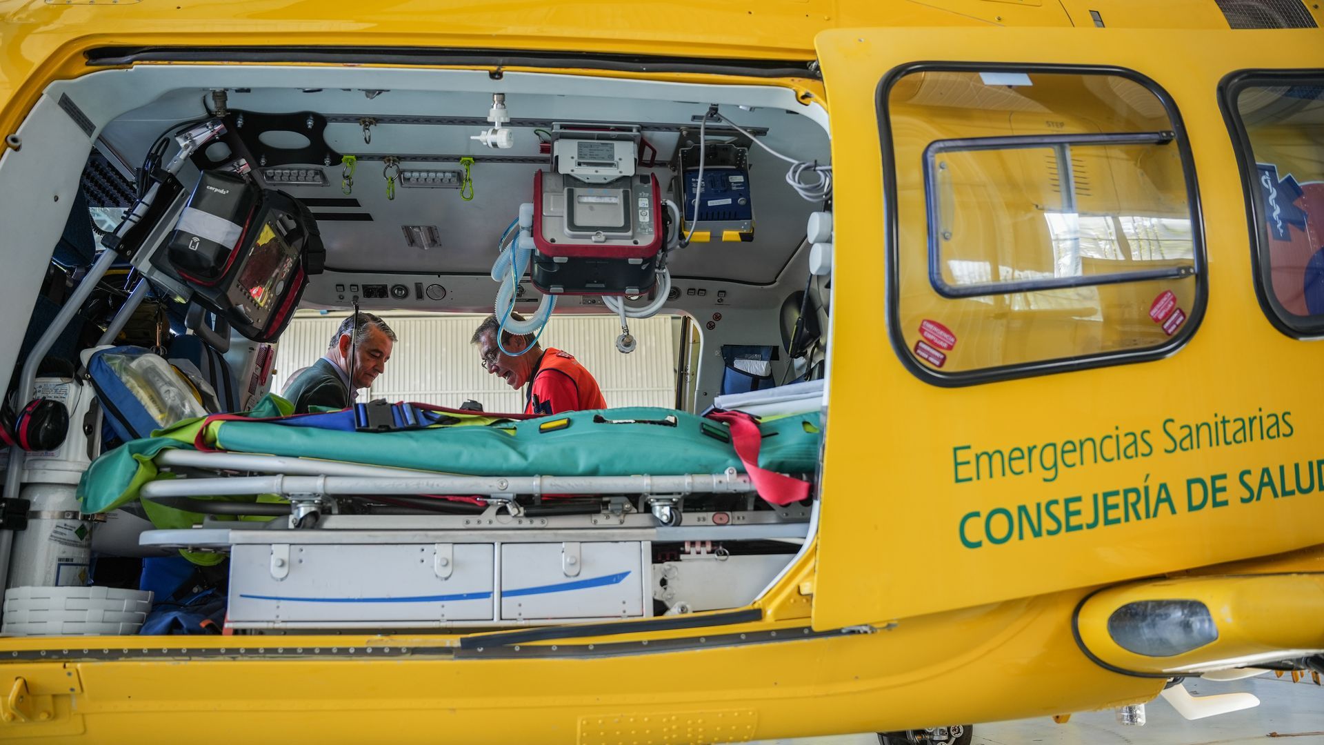 Evacúan en helicóptero a un hombre tras caer en una piscina vacía en Crecente, Pontevedra Evacúan en helicóptero a un hombre tras caer en una piscina vacía en Crecente, Pontevedra