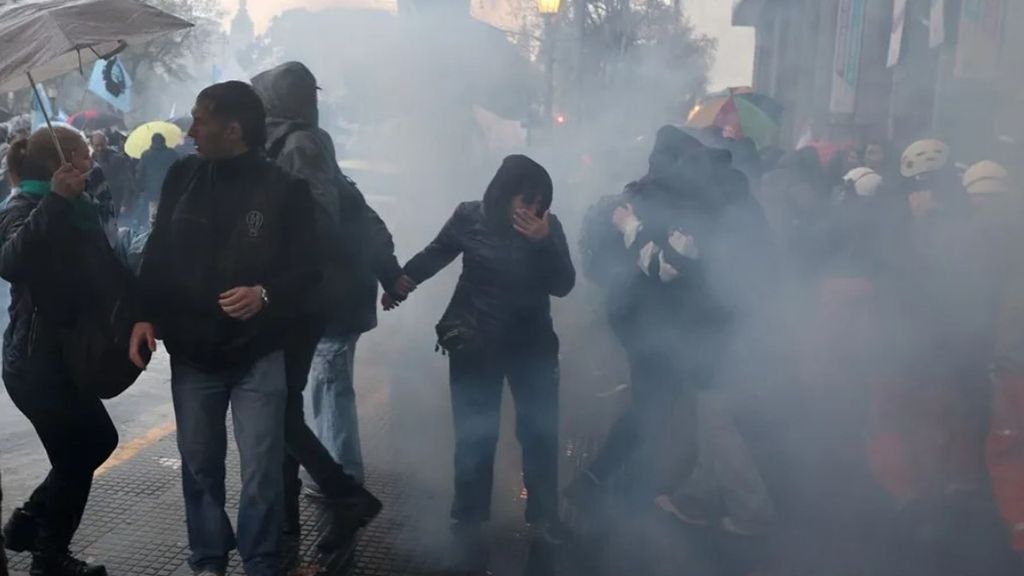 Violentas protestas en Argentina contra la ley de Milei que liberaliza la compra de tierra a extranjeros