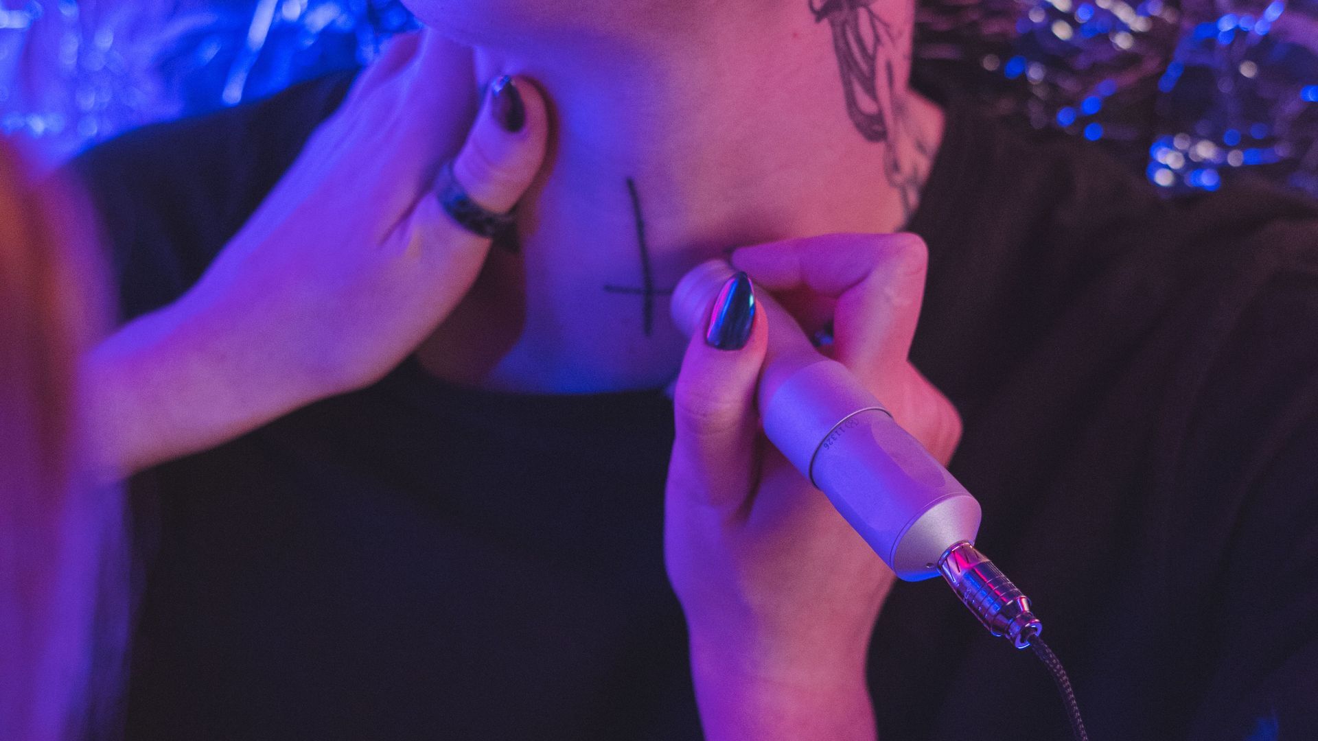 Imagen de archivo de un tatuador trabajando Imagen de archivo de un tatuador trabajando