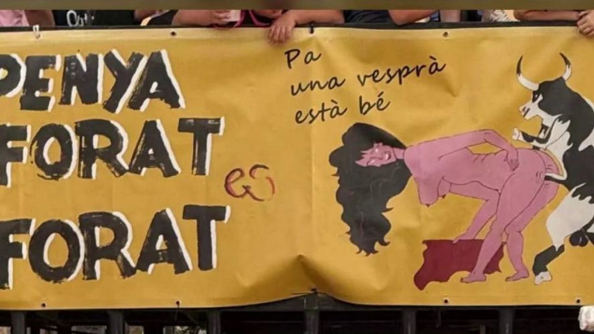 Indignación en Sagunto: denuncian un cartel con una mujer desnuda sometida por un toro